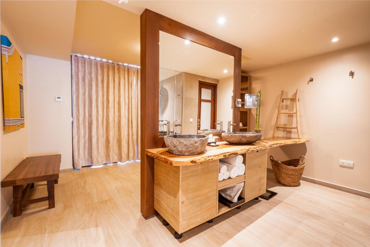 Suíte Master com Camas Queen-size e Vista da Piscina